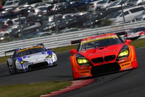タイヤを片側二輪交換し、VivaC 86 MCの前に出たARTA BMW M6 GT3