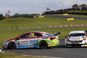 トヨタ・アベンシスのトム・イングラムは、アクシデントにより3レースとも落とし、選手権首位陥落