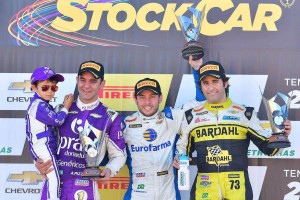 レース2はリカルド・マウリシオが勝利。ピッツォニアは息子のネイト君と表彰台に上がった