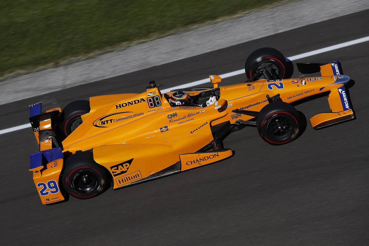 2017年インディ500のプラクティスで走行するフェルナンド・アロンソ