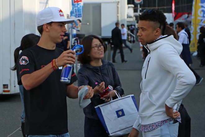 意見を交わすピエール・ガスリーとヤン・マーデンボロー