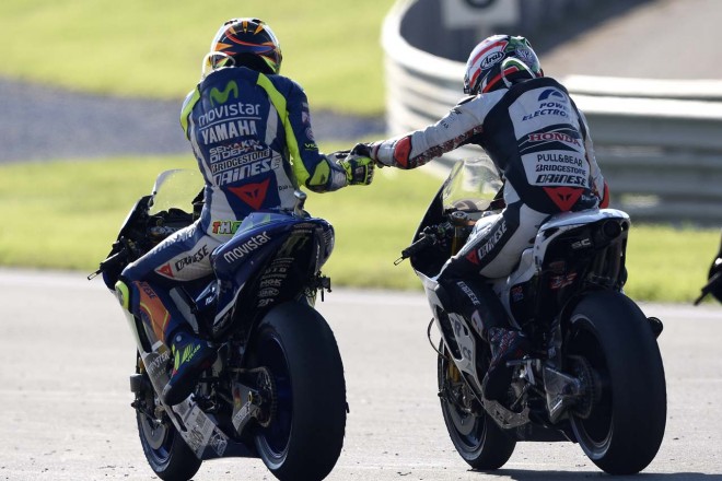 バレンティーノ・ロッシと握手を交わすニッキー・ヘイデン