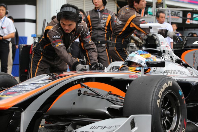 ウォームアップ走行直前で石浦宏明（P.MU/CERUMO･INGING）のマシンにトラブルが発生する