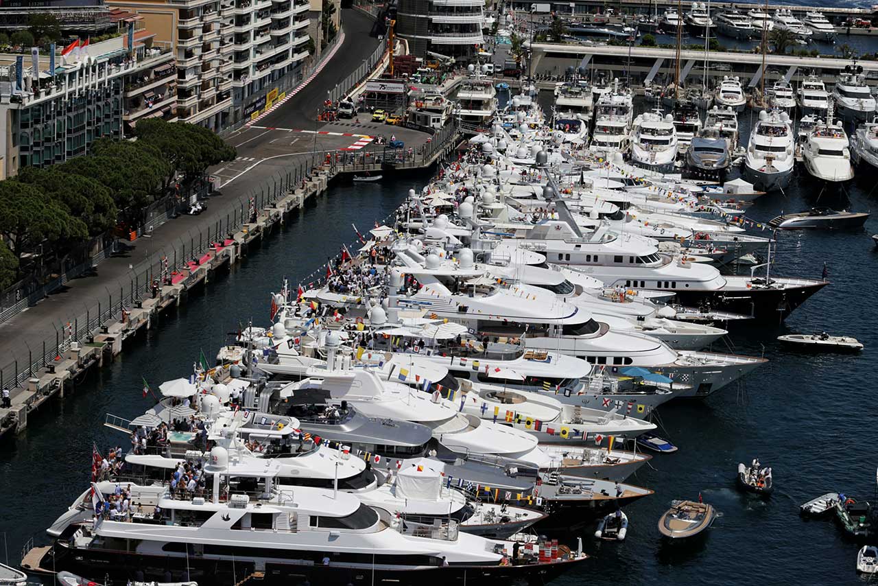 港に並ぶヨット