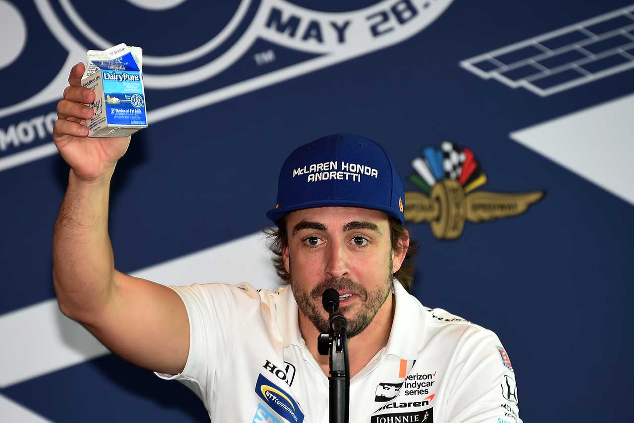 レース後の会見でミルクを飲むフェルナンド・アロンソ（マクラーレン・ホンダ・アンドレッティ）