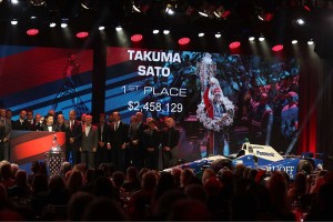 表彰式では佐藤琢磨(アンドレッティ・オートスポート)に245万8129ドルの賞金が贈られた