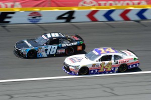 エクスフィニティ・シリーズのデビュー戦で4位フィニッシュを果たしたクリストファー・ベル（#18）と14位フィニッシュのJ.J.イェリー（#14） 