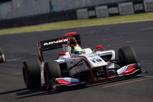 石浦を振り切りレース2優勝を飾った関口雄飛