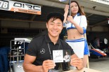配布されたポストカードにサイン書くドライバーたち