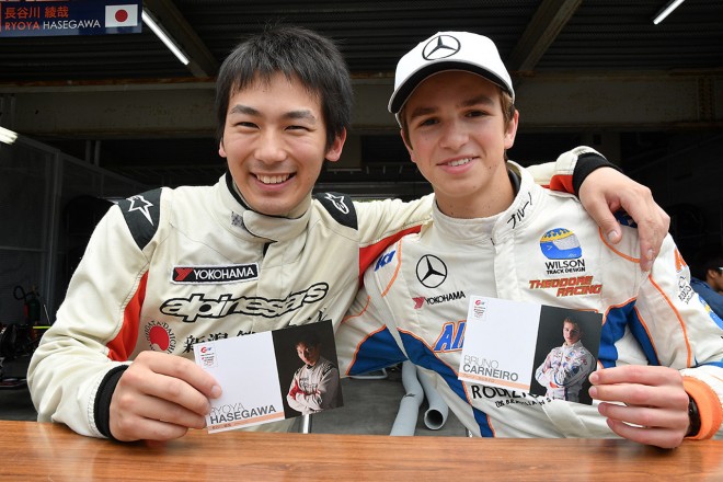 配布されたポストカードにサイン書くドライバーたち