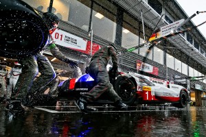 ピットインする919ハイブリッド。左端がライナー・ミュールホイザー