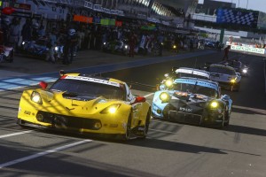 LM-GTEプロクラストップの63号車シボレー・コルベットC7.Rとアマクラストップの77号車ポルシェ911 RSR