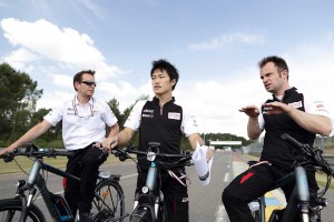 自転車に乗りコースを下見する国本雄資