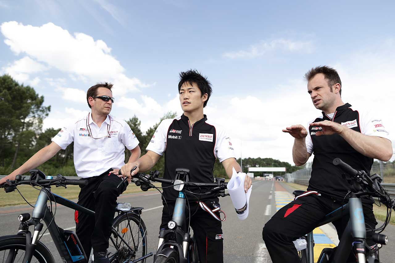 自転車に乗りコースを下見する国本雄資