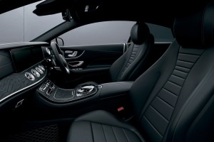 インテリアは落ち着きのあるブラック、スポーティさを演出するレッド/ブラック、そしてEクラス専用色としてクールで洗練されたヨットスタイルを演出するベージュ/ヨットブルーの3種類を設定