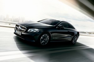 マルチビームLEDヘッドライトやマルチチャンバーエアサスペンションなども装備