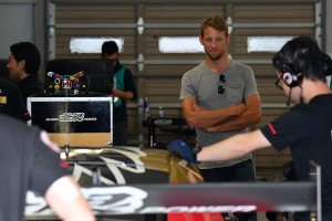 鈴鹿メーカーテストの1日目午前、作業を見つめるジェンソン・バトン