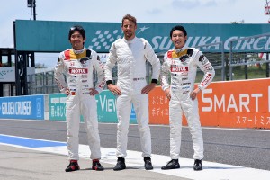 武藤英紀、中嶋大祐とともに写真に収まるジェンソン・バトン