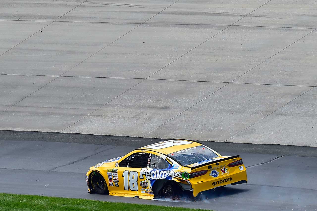 タイヤが脱輪したカイル・ブッシュのトヨタ・カムリ