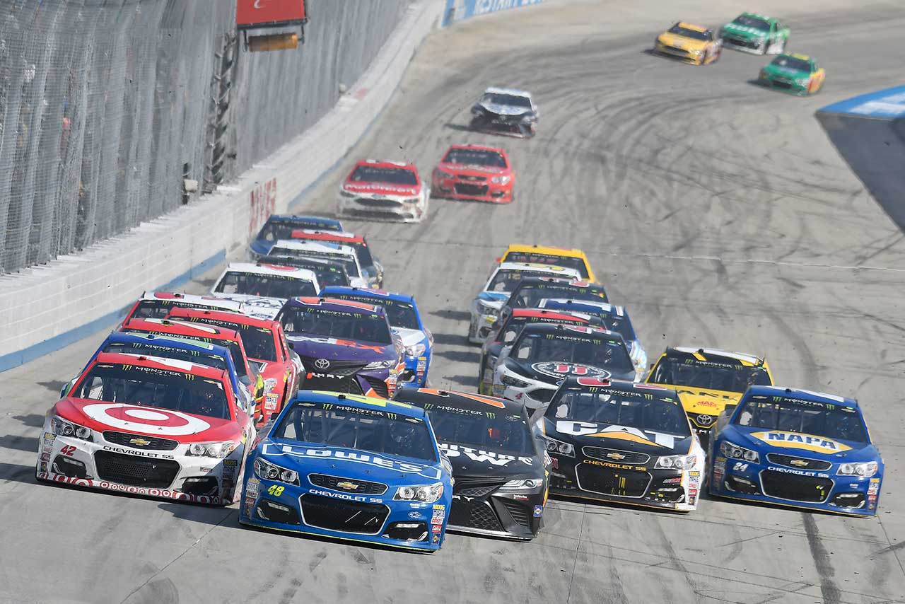 レースは残り2周で逆転劇