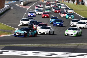 1コーナーに侵入するクラブマンシリーズの86／BRZ
