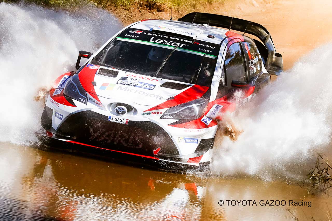 WRCでは川を渡るウォータースプラッシュなどもあり、水滴などの対策は必須