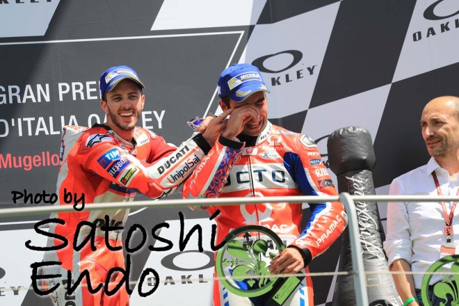 MotoGP現地トピックス:ムジェロを覆う黄色い煙。ヘイデンの追悼セレモニーも実施