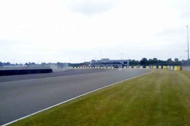 ポルシェカーブではランオフエリアが広げられた