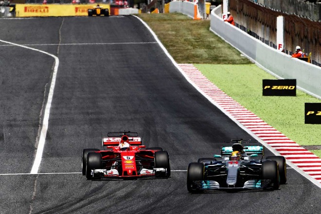 F1スペインGP決勝でベッテルを抜くハミルトン
