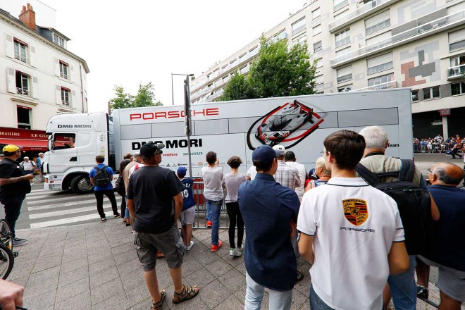 リパブリック広場の公開車検に姿をみせたポルシェ919ハイブリッド勢