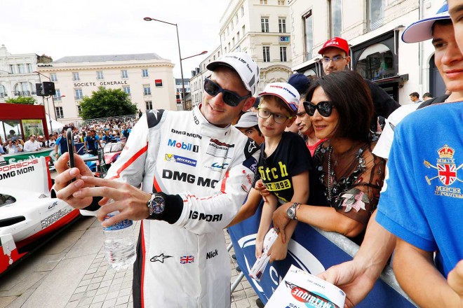 公開車検ではファンとの交流も