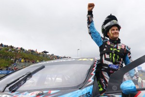 母国ファンに魅せる走りを披露したアンドレアス・バッケルドは歓声に応える2位表彰台