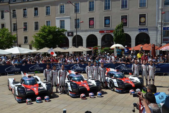 車検後、トヨタは3台揃っての記念撮影に臨んだ