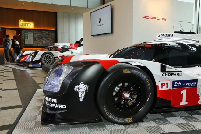 並べて展示されたポルシェ919ハイブリッドとトヨタTS050ハイブリッド