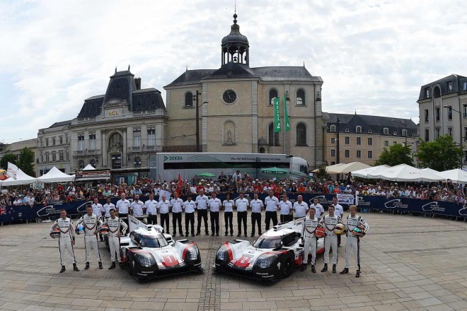 公開車検後に行われる恒例の記念撮影