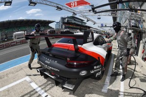 ポルシェ911 RSRのエキゾーストは、ル・マン24時間公式テストからリヤ左右各1本出しから、中央2本出しへと変更されている