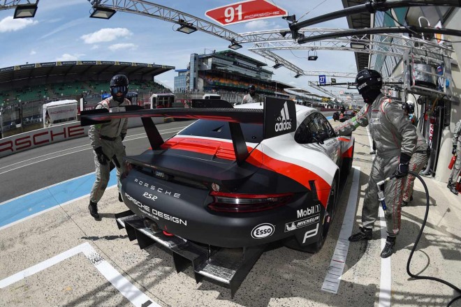 ポルシェ911 RSRのエキゾーストは、ル・マン24時間公式テストからリヤ左右各1本出しから、中央2本出しへと変更されている