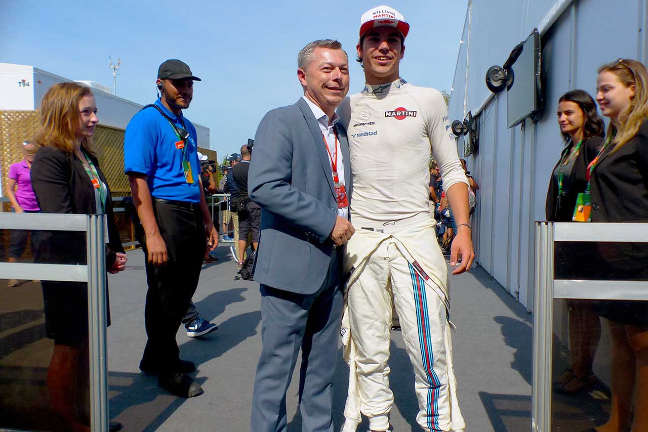 地元関係者に祝福されるストロール