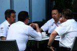 マクラーレン幹部と話し合うホンダ幹部
