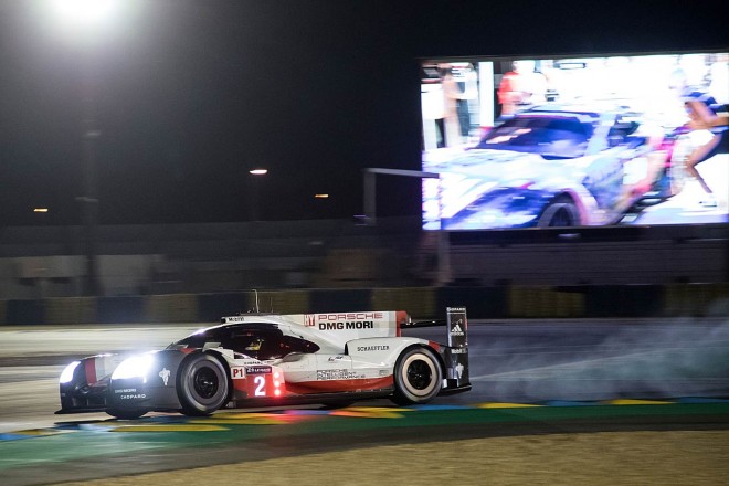 8号車トヨタ、7号車トヨタに次ぐ3番手につける2号車ポルシェ919ハイブリッド