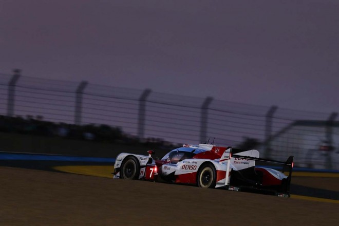 1位を示すLEDが灯る7号車トヨタTS050ハイブリッド