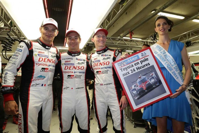 ミスル・マンとともに記念撮影を行うS.サラザン、小林可夢偉、M.コンウェイ