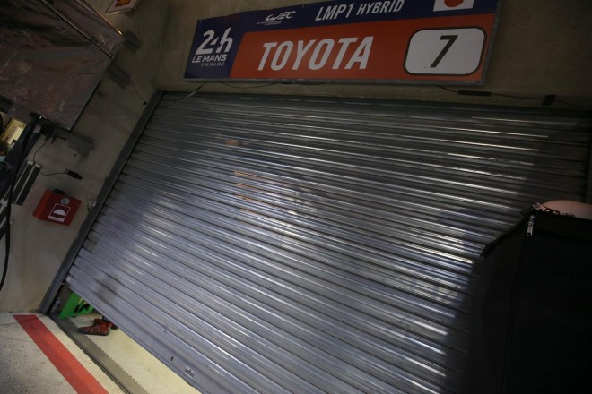 シャッターが下ろされたトヨタ7号車のガレージ