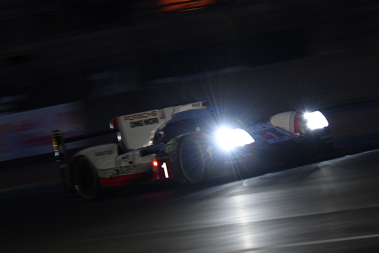 ル・マン24時間をリードする1号車ポルシェ919ハイブリッド