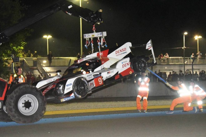 左リヤタイヤのパンクに起因するアクシデントでリタイアを喫した9号車トヨタTS050ハイブリッド