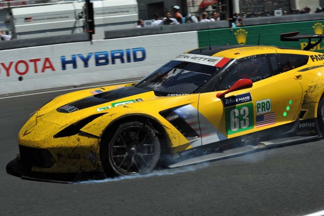 ファイナルラップで左フロントタイヤがパンクした63号車コルベット。フロントフェンダーもダメージを受けた