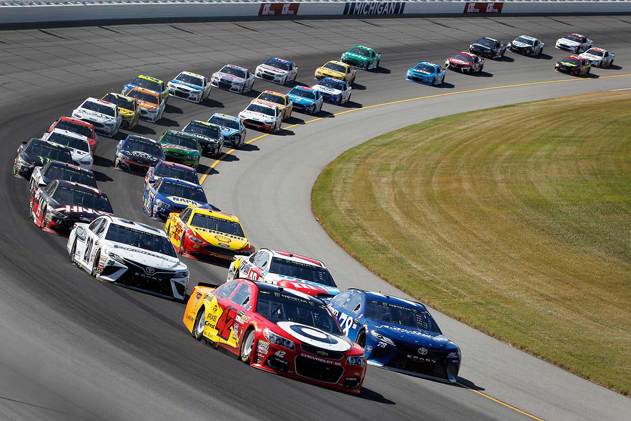 カイル・ラーソン（シボレーSS）はレース終盤にトップ浮上を果たす