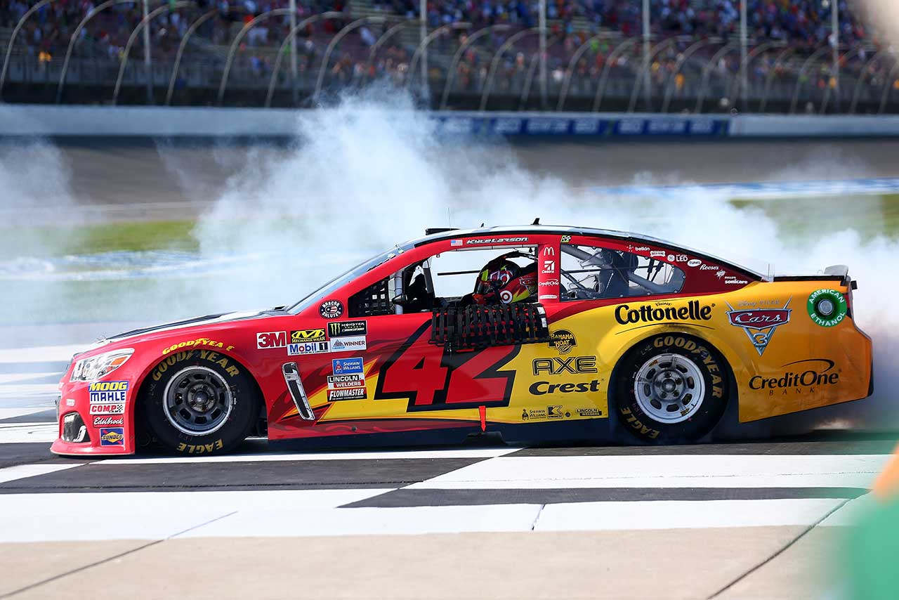 優勝したカイル・ラーソン（シボレーSS）はビクトリーレーンでバーンアウトを披露