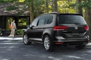 エクステリアカラーはピュアホワイトと、写真のディープブラックパールエフェクト 写真はゴルフ トゥーラン