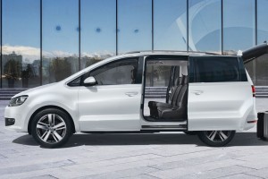 シャランは後席独立3座のシートと、スライドドアで抜群のユーティリティ性能は健在